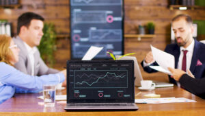 Finance experts are analyzing stocks and discussing.